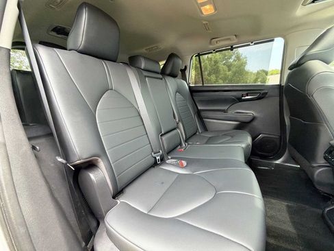 Used 2021 Toyota Highlander XLE AWD/4WD image 18