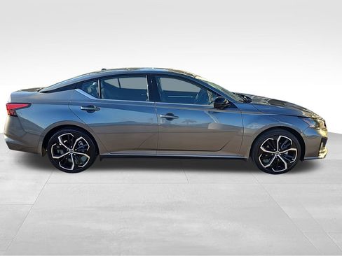 Used 2023 Nissan Altima 2.5 SR image 2