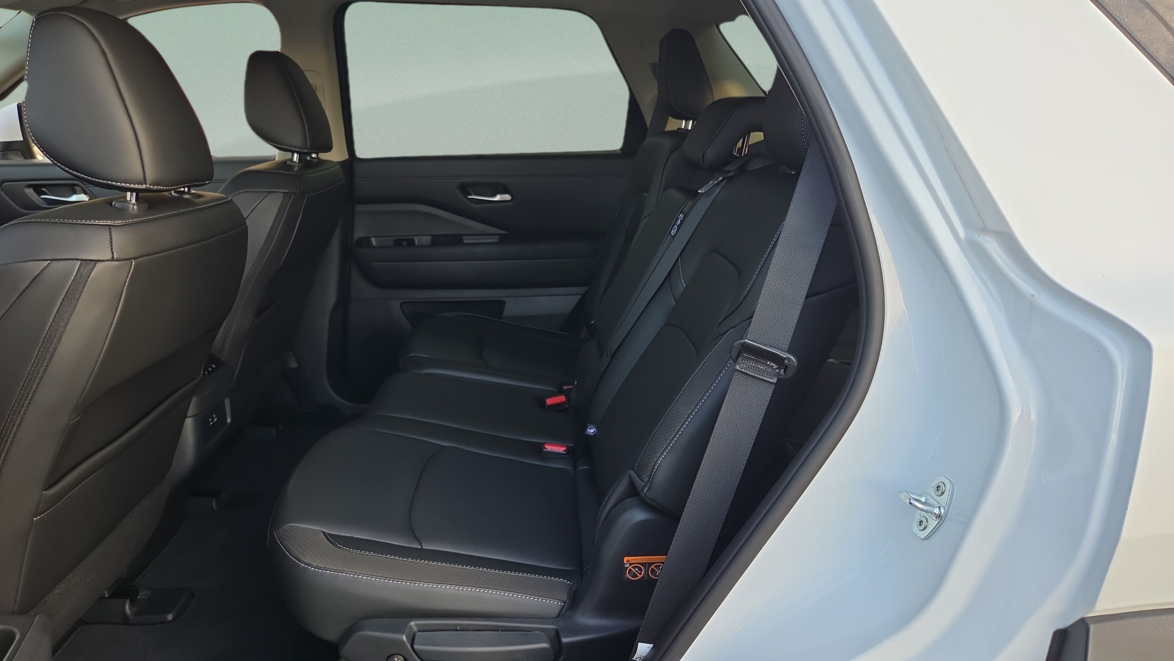 Used 2025 Nissan Pathfinder SL FWD image 11