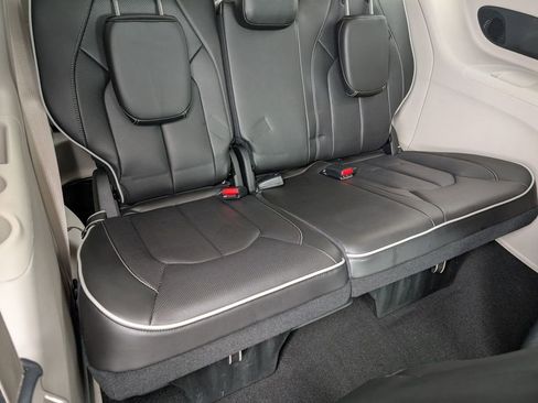 Used 2023 Chrysler Pacifica Limited image 43