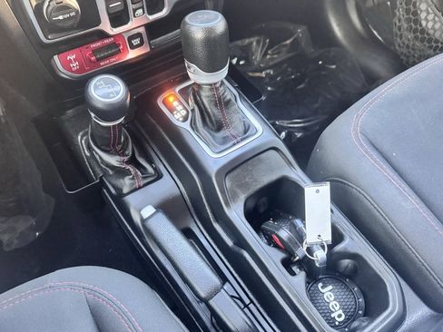 Used 2019 Jeep Wrangler Unlimited Rubicon w/ Cold Weather Group image 10