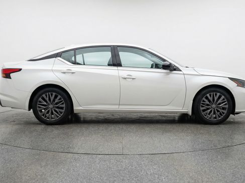 Used 2025 Nissan Altima 2.5 SV FWD image 11