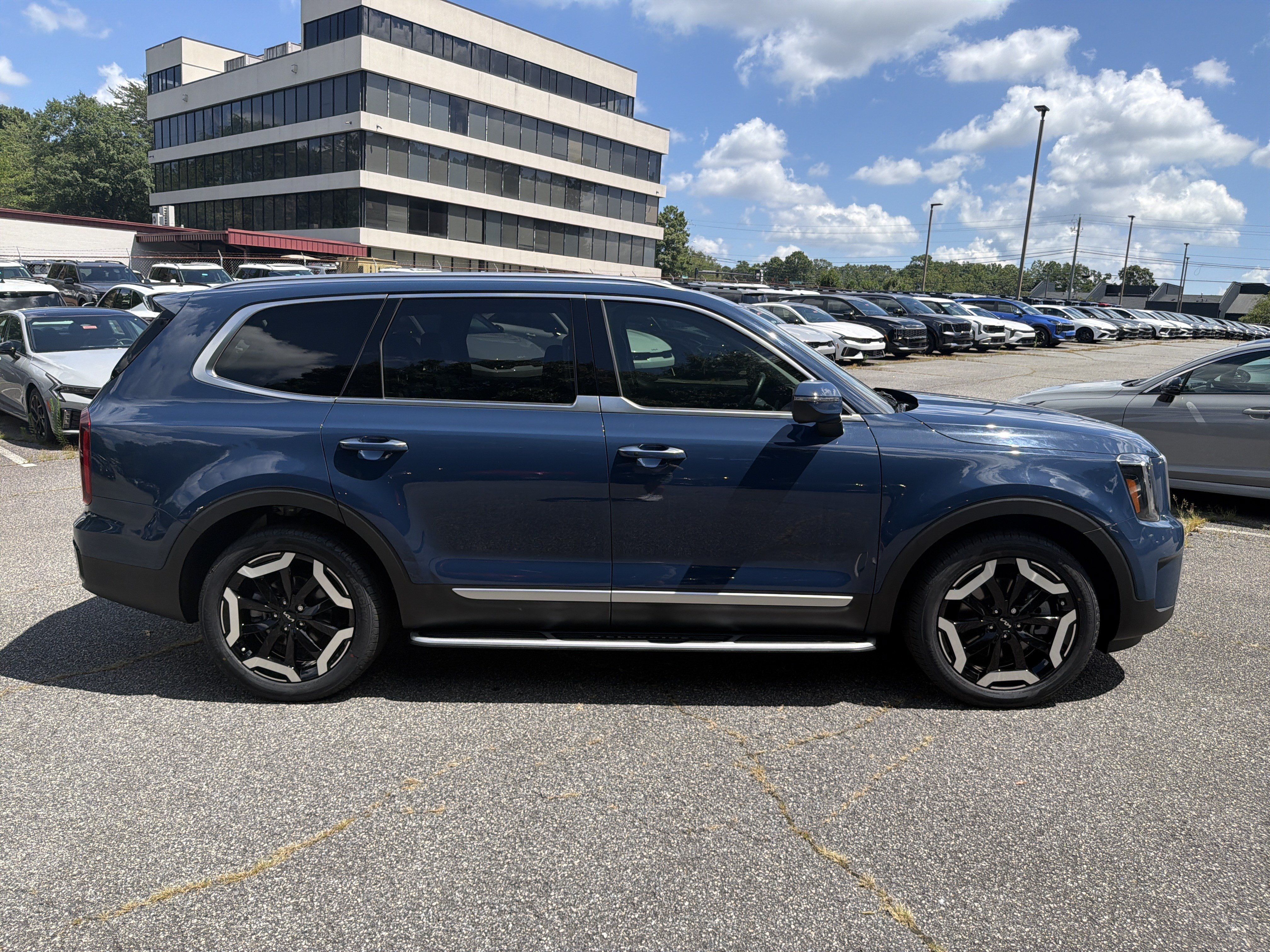 Certified 2023 Kia Telluride S w/ S Sunroof Package AWD/4WD image 8