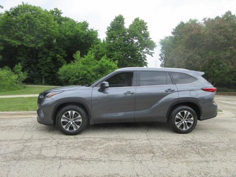 Used 2021 Toyota Highlander XLE FWD image 25
