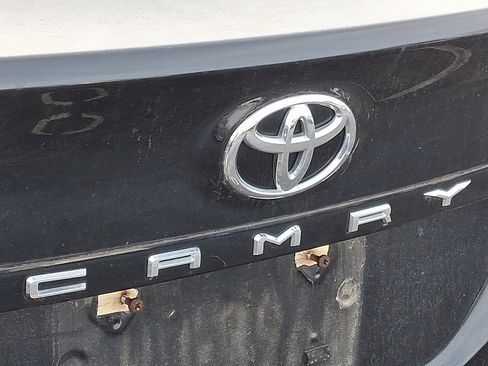 Used 2018 Toyota Camry LE image 9