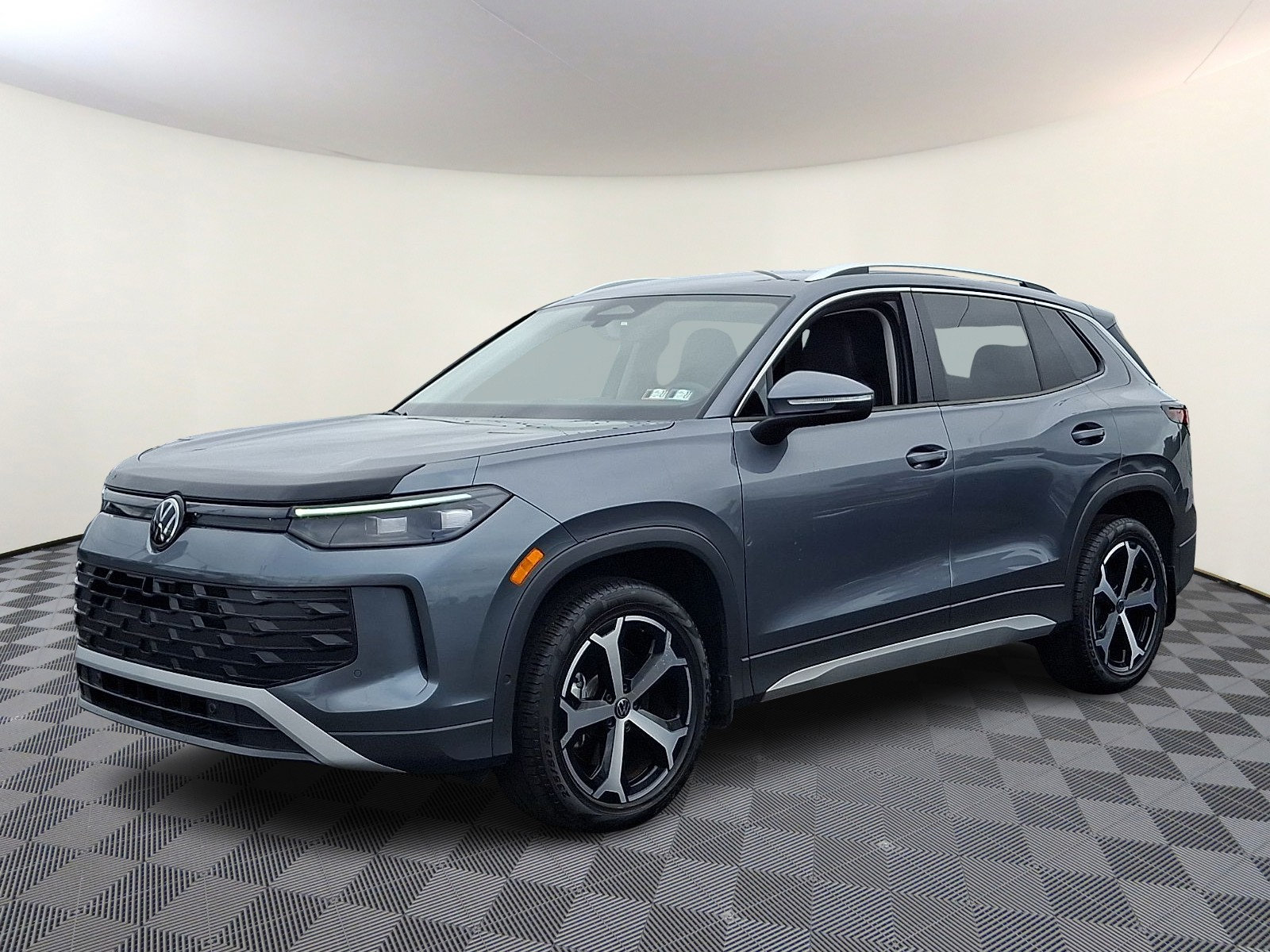Certified 2026 Volkswagen Tiguan SE AWD/4WD image 3
