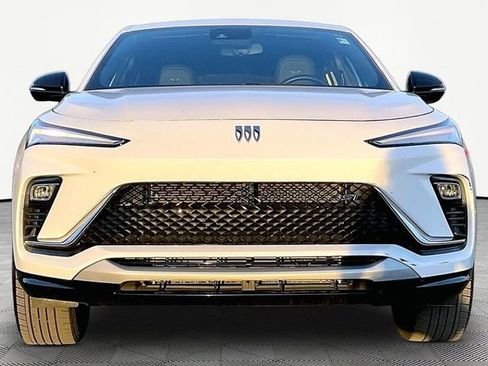 Used 2025 Buick Envista Sport Touring image 2