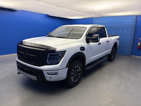 Used 2023 Nissan Titan PRO-4X w/ Pro-4x Convenience Package AWD/4WD image 4