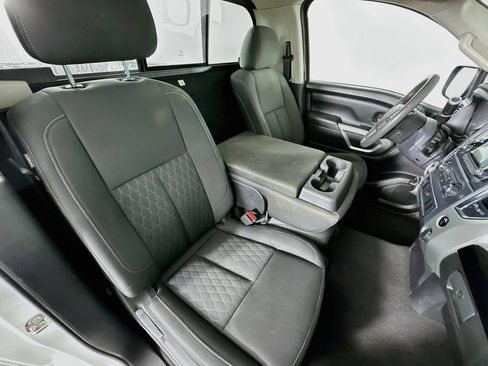 Used 2017 Nissan Titan SV AWD/4WD image 12