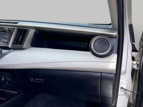 Used 2015 Toyota RAV4 LE FWD image 18