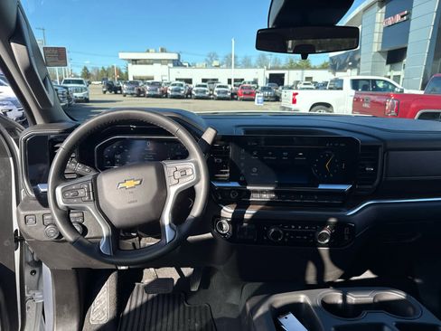 Used 2024 Chevrolet Silverado 1500 LT w/ Z71 Off-Road Package AWD/4WD image 15