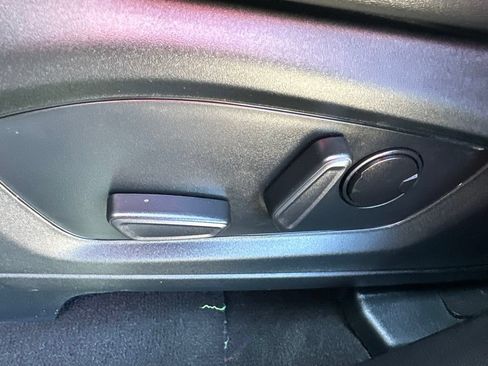 Used 2023 Ford Explorer XLT w/ Equipment Group 202A RWD image 17