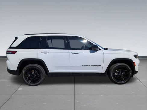Used 2023 Jeep Grand Cherokee Limited w/ Black Appearance Package AWD/4WD image 6