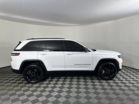 Certified 2023 Jeep Grand Cherokee Limited w/ Black Appearance Package AWD/4WD image 28