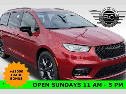 New 2026 Chrysler Pacifica Limited w/ Uconnect Theater Family Group