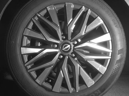 Used 2025 Nissan Altima 2.5 SV FWD image 12