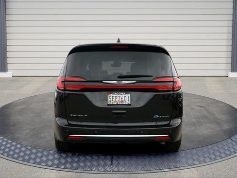 Used 2023 Chrysler Pacifica Touring-L FWD image 6
