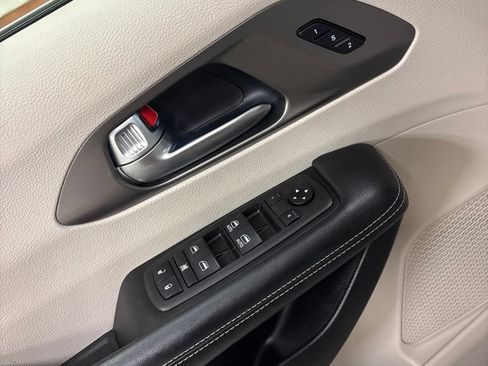 Used 2021 Chrysler Pacifica Touring-L FWD image 17