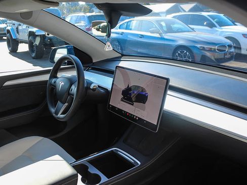 Used 2025 Tesla Model Y Long Range RWD image 15