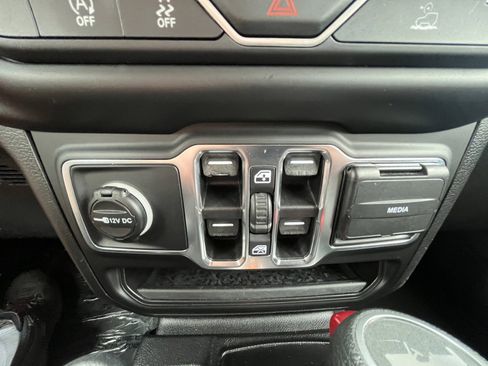 Used 2021 Jeep Wrangler Unlimited Sahara AWD/4WD image 16