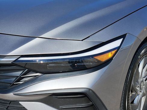 Used 2024 Hyundai Elantra SEL image 11