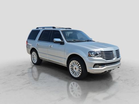 Used 2017 Lincoln Navigator Select AWD/4WD image 2