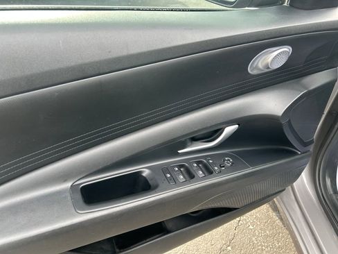 Used 2022 Hyundai Elantra SEL image 11