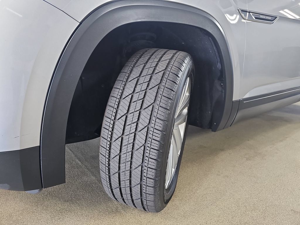 Used 2020 Volkswagen Atlas Cross Sport SE w/ Panoramic Sunroof Package FWD image 39