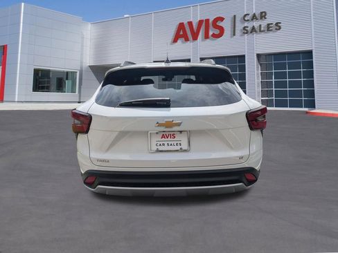 Used 2025 Chevrolet Trax LT w/ LT Convenience Package FWD image 7