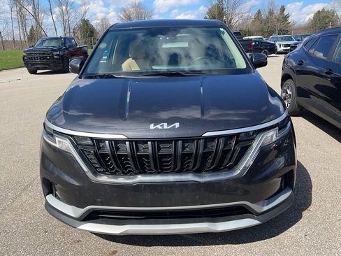 Used 2023 Kia Carnival LX image 4