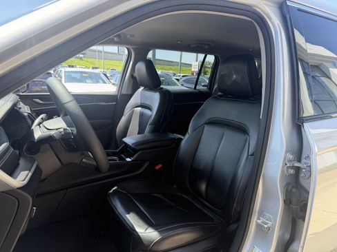 Used 2023 Jeep Grand Cherokee L Limited AWD/4WD image 35