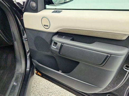 Used 2024 Land Rover Discovery Metropolitan Edition image 23