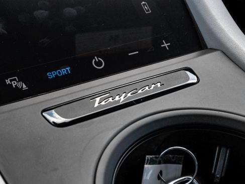 Used 2022 Porsche Taycan image 22