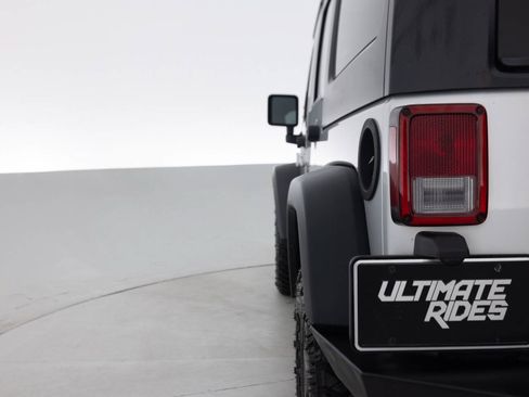 Used 2012 Jeep Wrangler Unlimited Rubicon w/ Connectivity Group AWD/4WD image 13