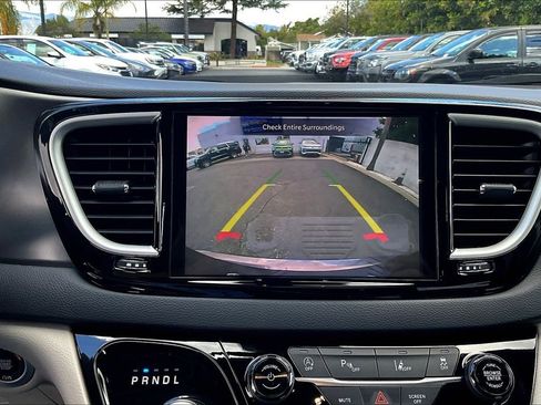 Used 2023 Chrysler Pacifica Touring-L FWD image 11