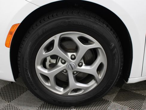 Used 2023 Chrysler Pacifica Limited FWD image 38