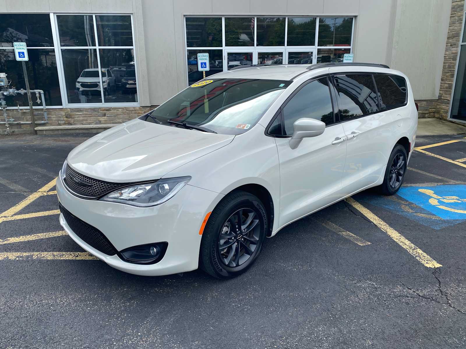 Used 2020 Chrysler Pacifica Touring-L AWD/4WD image 2