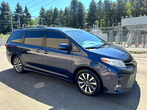 Used 2018 Toyota Sienna XLE image 3