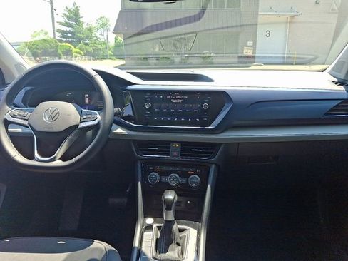 Certified 2024 Volkswagen Taos SE image 15