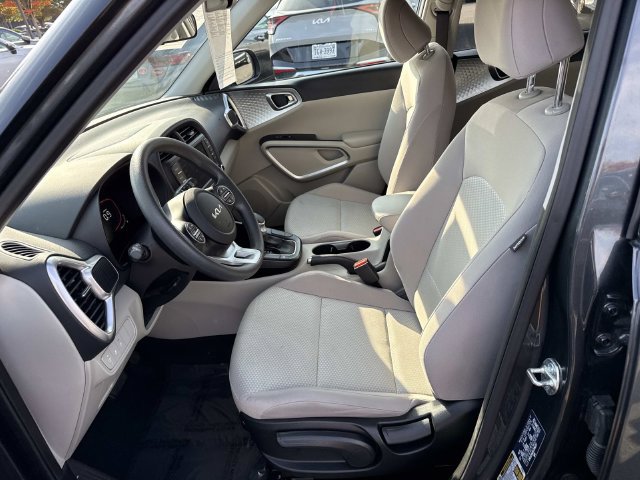 Used 2025 Kia Soul LX w/ LX Technology Package FWD image 14