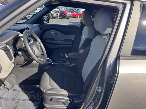 Used 2016 Kia Soul + image 16