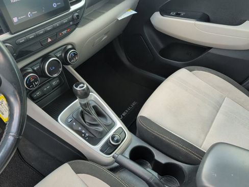 Used 2022 Hyundai Venue SEL FWD image 36