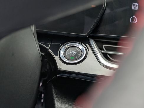 Used 2025 Chevrolet Trax RS w/ Sunroof Package image 20