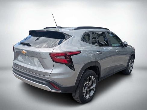 Used 2025 Chevrolet Trax LT w/ LT Convenience Package FWD image 3