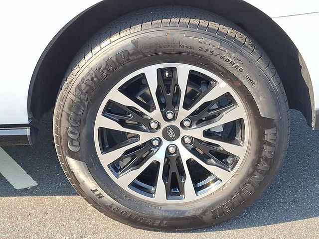 Used 2025 Ford Expedition Platinum AWD/4WD image 32