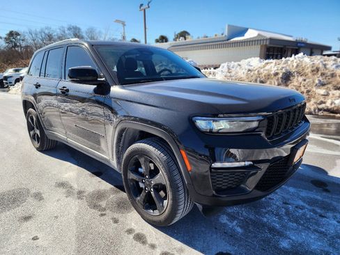 Used 2023 Jeep Grand Cherokee Limited w/ Black Appearance Package image 24
