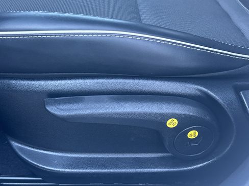 Used 2023 Hyundai Venue Limited image 10