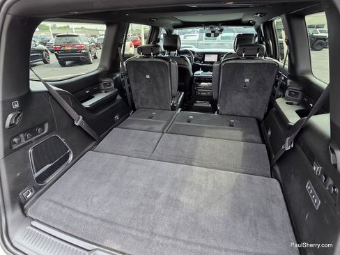 Used 2022 Jeep Wagoneer Series III w/ Premium Group I AWD/4WD image 18