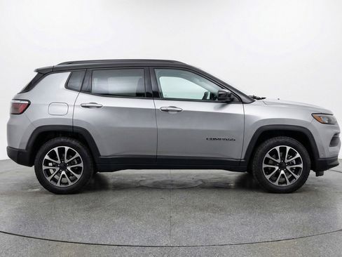 Used 2025 Jeep Compass Trailhawk AWD/4WD image 8