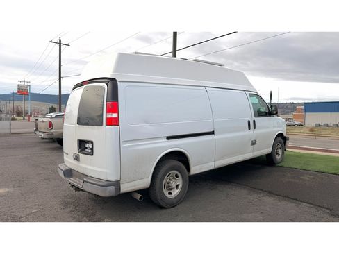 Used 2017 Chevrolet Express 2500 Extended RWD image 4